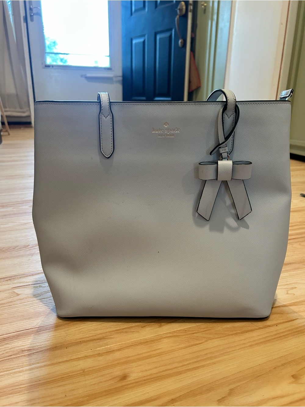 🩵♠️Kate spade leather over the shoulder bag with bow tie charm